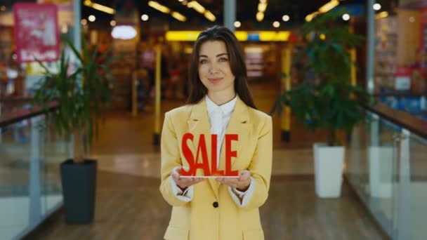 Förvara Rabatter Och Shopping Porträtt Kaukasiska Positiv Kvinna Formell Kostym — Stockvideo