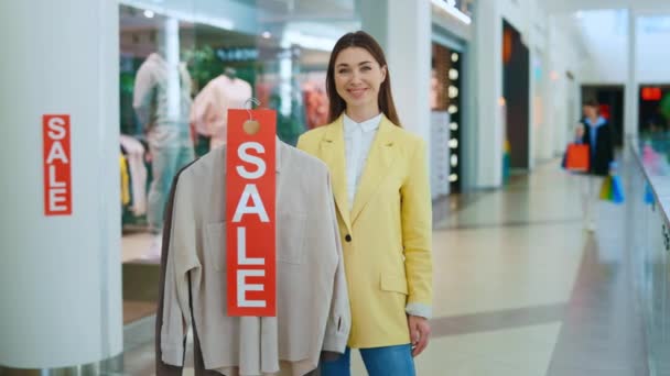 Porträt Lächelte Verkäuferin Hält Die Kleidung Aus Dem Verkauf Einkaufszentrum — Stockvideo