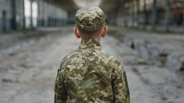 Widok Tyłu Małego Żołnierzyka Przechodzącego Przez Ruiny Wojna Wojownik Męski — Wideo stockowe