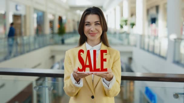 Porträtt Shopaholic Kvinna Visar Shopping Tecken Med Försäljning Skriven Och — Stockvideo