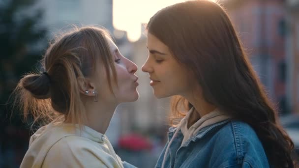 Lesbianas Lgbt Besan Aire Libre Bajo Luz Del Sol Abrazándose — Vídeos de Stock