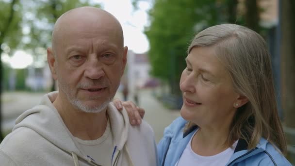 Portretul Cuplului Iubitor Matur Zâmbind Uitându Cameră Vesel Bătrân Cuplu — Videoclip de stoc
