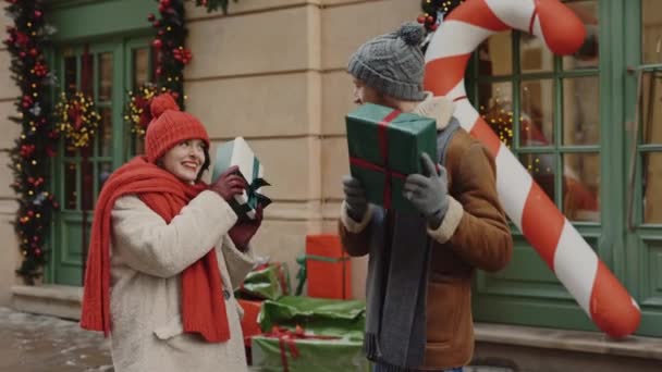 Щаслива Сім Стоїть Трясе Різдвяні Подарунки Щоб Знайти Знаходиться Всередині — стокове відео