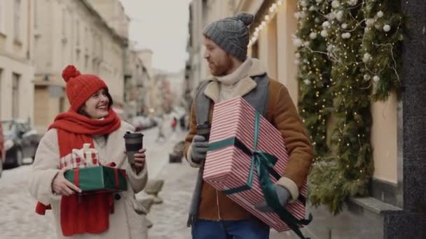 Paret Går Vinterdekorert Gate Snakker Pent Bærer Julegaver Sammen Kaukasisk – stockvideo