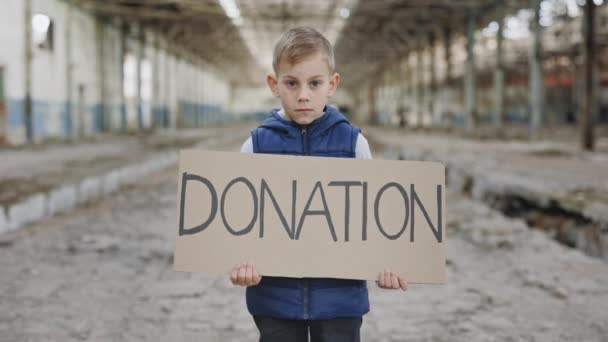 Портрет Молодого Хлопчика Який Тримає Знак Пожертви Дитина Просить Про — стокове відео