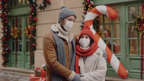 Portrét Krásného Páru Maskách Stojící Zimní Ulici Objímající Dívající Kamery — Stock video