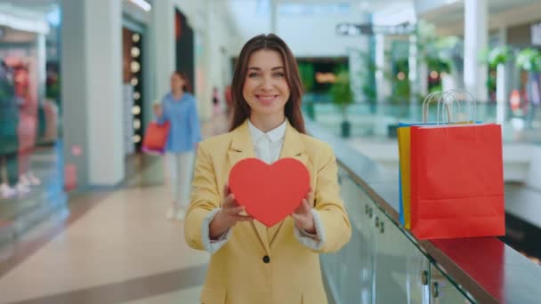 情人节 售货员在商场里表现出情人节的爱心 白种人女人 红纸红心 准备迎接情人节 — 图库视频影像