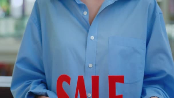 Mağaza Indirimleri Alışveriş Satış Heykeli Tutan Tezgahtarın Elleri Kameraya Göster — Stok video