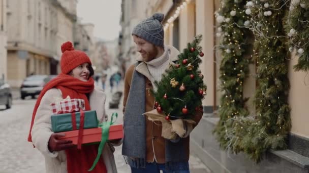 Das Paar Geht Spazieren Spricht Nett Und Trägt Weihnachtsgeschenke Und — Stockvideo