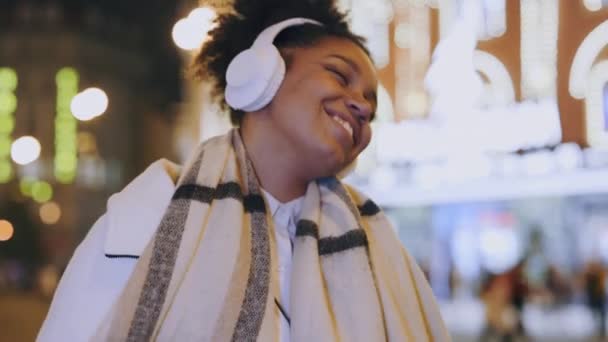 Glückliche Afrikanisch Amerikanische Frau Mit Kopfhörern Die Auf Der Straße — Stockvideo