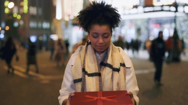 Portret Van Een Gelukkige Afro Amerikaanse Vrouw Die Haar Nieuwjaarscadeau — Stockvideo