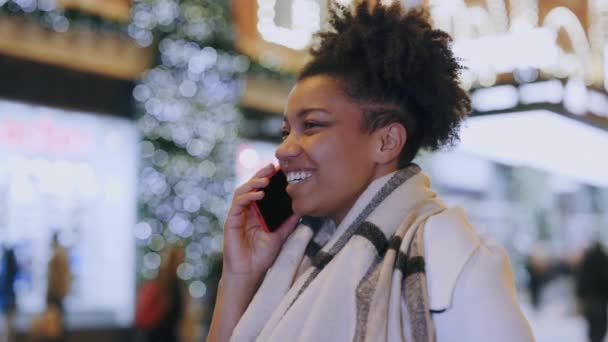 Afrikaans Amerikaanse Krullende Vrouw Outdoor Praten Smartphone Staan Buurt Van — Stockvideo