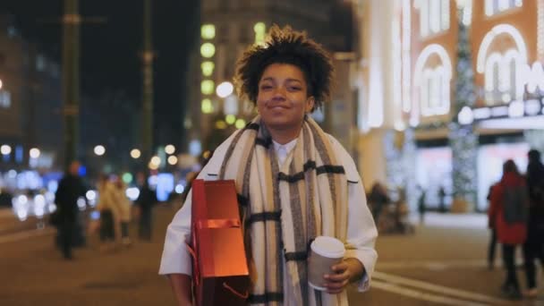 Mujer Afroamericana Caminando Por Calle Decorada Sosteniendo Regalo Café Preparación — Vídeos de Stock