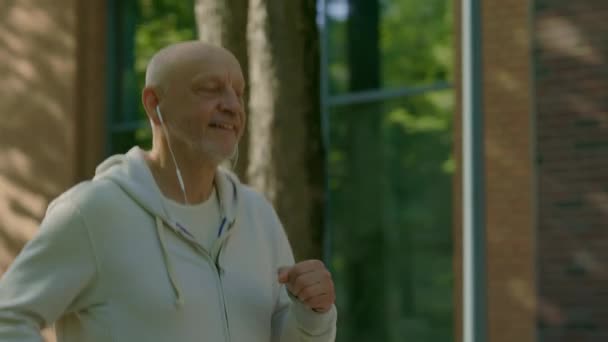 Widok Boku Uśmiechniętego Dorosłego Mężczyzny Biegającego Noszącego Słuchawki Ulicy Sport — Wideo stockowe