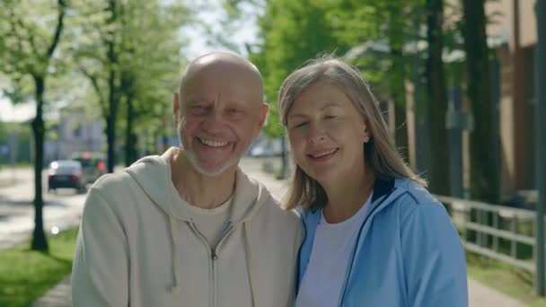 Glücklich Gereiftes Paar Das Lächelnd Auf Der Straße Steht Und — Stockvideo