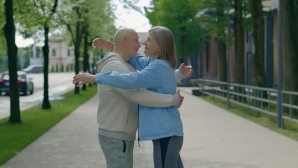 可爱的老夫妇拥抱在一起 一对成熟的夫妇站在街上互相拥抱 沟通和爱的概念 年事已高 — 图库视频影像