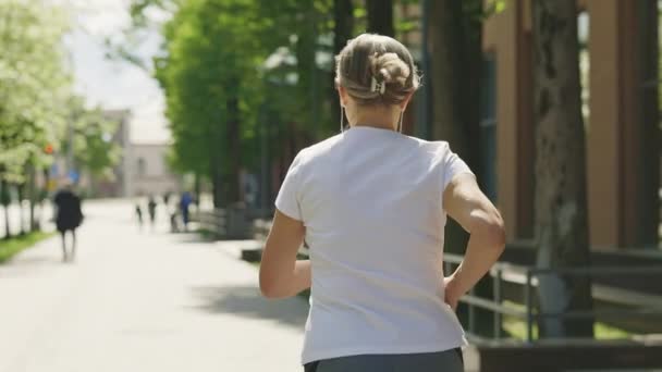 Kulaklık Takmış Sokakta Koşan Spor Şort Giymiş Olgun Bir Kadının — Stok video