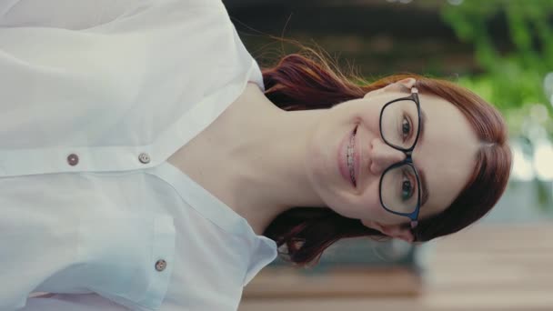 Вертикальний Відео Портрет Красивої Усміхненої Бізнес Леді Імбиру Офіційному Костюмі — стокове відео