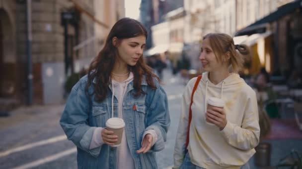 Deux Lesbiennes Marchant Dans Rue Tenant Buvant Café Parlant Riant — Video
