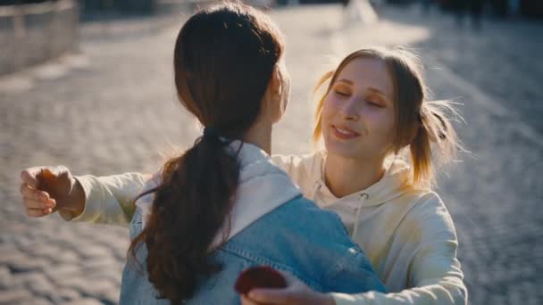 Happy Sonríe Lesbiana Sosteniendo Caja Propuestas Abrazando Novia Sintiéndose Enamorada — Vídeos de Stock