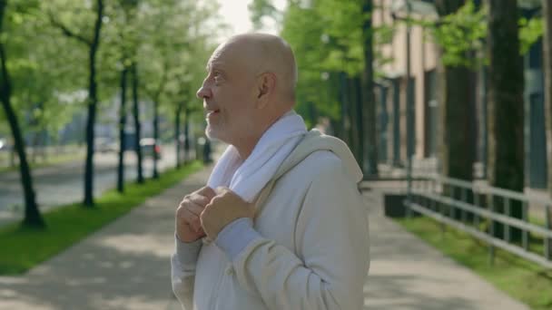 Portret Dojrzałego Biegacza Patrzącego Kamerę Nosi Ręcznik Szyi Ulicy Treningu — Wideo stockowe