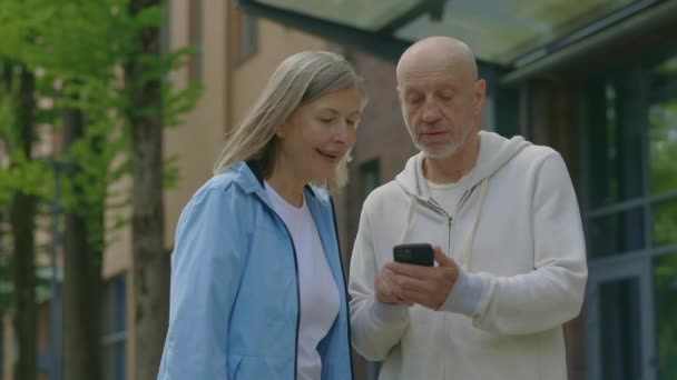 Olgun Bir Çift Sokakta Dikiliyor Adam Akıllı Telefonunda Karısına Bir — Stok video