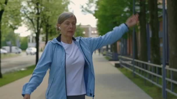 Starší Žena Dělá Cvičení Při Poslechu Hudby Starší Běžkyně Natáhne — Stock video
