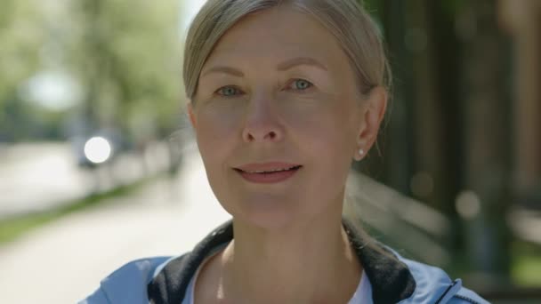 Porträt Der Schönen Lächelnden Reifen Frau Die Vor Dem Training — Stockvideo