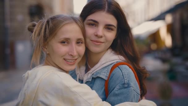 Portræt Sød Lesbisk Par Ser Kameraet Stående Downtown Glade Kvindelige – Stock-video