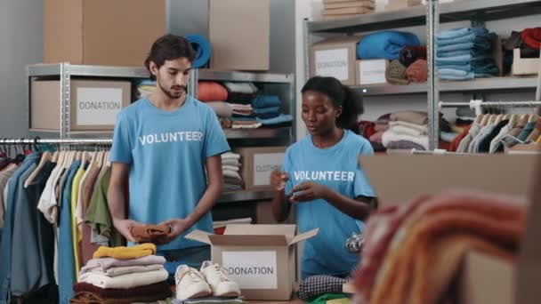 Jonge Duikers Sorteren Boeken Voor Donatie Bij Een Speciale Organisatie — Stockvideo