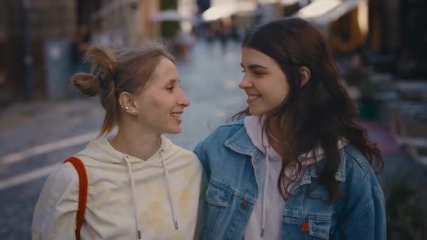 Het Echtpaar Igbt Loopt Brengt Tijd Samen Door Het Stadscentrum — Stockvideo
