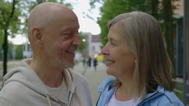 Portrait Sportler Senior Paar Steht Draußen Lächelnd Und Blickt Die — Stockvideo