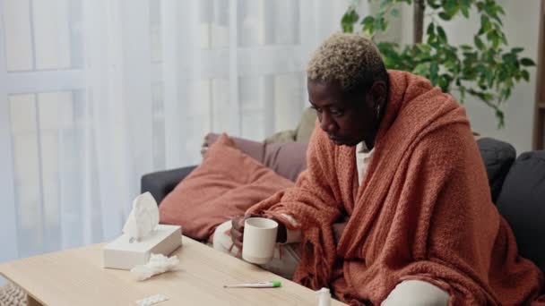 Kranke Afrikanisch Amerikanische Mann Mit Warmer Decke Bedeckt Leiden Unter — Stockvideo