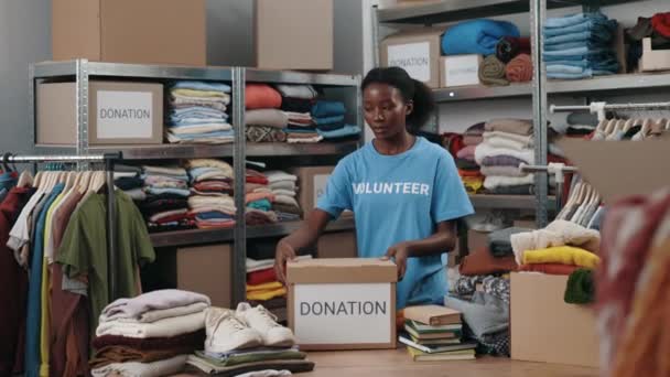 Travailleuse Multiraciale Debout Entrepôt Tout Triant Itérant Les Vêtements Pour — Video