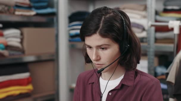 Porträtt Bild Den Kaukasiska Kvinnliga Chefen Bär Headset Sitter Vid — Stockvideo