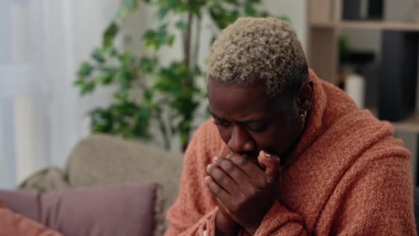 Vista Perto Homem Afro Americano Com Tosse Terrível Sentado Sofá — Vídeo de Stock