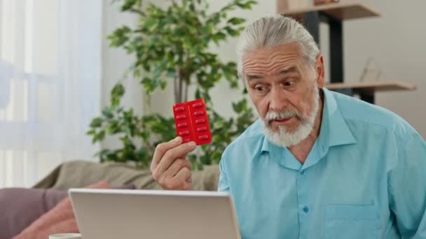 Senior Mannelijke Patiënt Zitten Woonkamer Met Behulp Van Laptop Video — Stockvideo