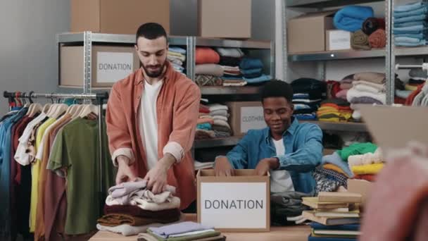 Blanke Man Zijn Gehandicapte Multiraciale Collega Werken Samen Tijdens Het — Stockvideo