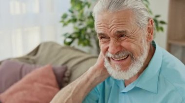 Boynu ağrıyan yaşlı, beyaz bir adam. Üzgün erkek büyükbaba omurgasında ağrı hisseder. Rahatsızlık verir. Rahatsızlık veren kasları osteokondrosis 'ten korur.