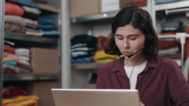 Biała Menadżerka Rozmawia Klientką Pomocą Laptopa Podczas Pracy Sklepie Odzieżowym — Wideo stockowe