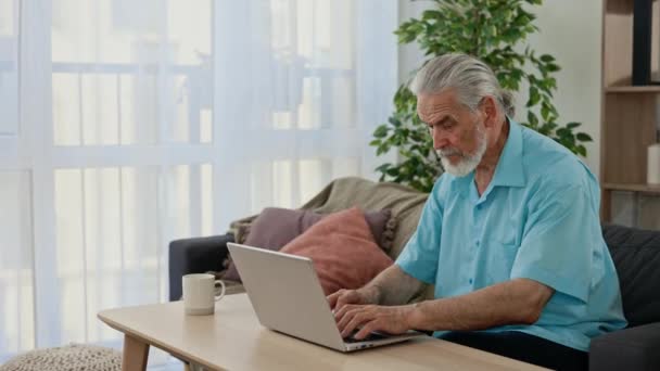 Blanke Volwassen Man Werkt Met Laptop Zittend Woonkamer Volwassen Man — Stockvideo