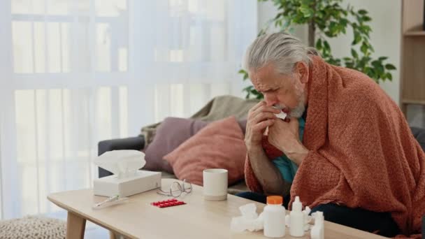 Zieke Oudere Man Bedekt Met Warme Deken Lijden Aan Hoesten — Stockvideo
