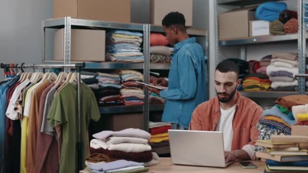 Man Manager Werkt Met Laptop Magazijn Winkel Terwijl Kleding Winkel — Stockvideo