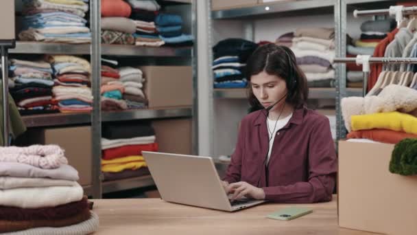 Vista Retrato Voluntária Caucasiana Vestindo Fone Ouvido Sentado Laptop Olhando — Vídeo de Stock