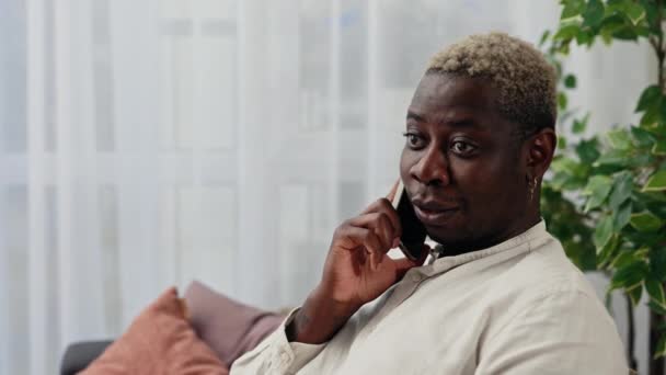 Homem Americano Africano Feliz Falando Telefone Com Seus Amigos Parentes — Vídeo de Stock
