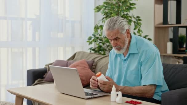 Senior Mannelijke Patiënt Zitten Woonkamer Met Behulp Van Laptop Naar — Stockvideo
