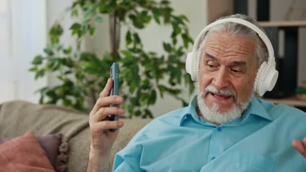 Homem Caucasiano Sênior Engraçado Ouvindo Música Cantando Segurando Seu Smartphone — Vídeo de Stock