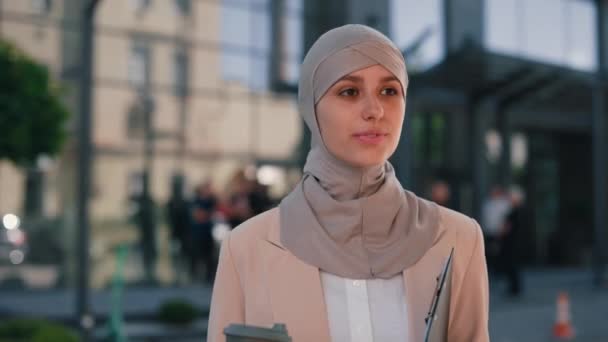 Arabe Jeune Femme Affaires Élégante Portant Hijab Marron Tenant Café — Video