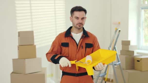 Retrato Trabalhador Sorridente Segurando Rolo Pintura Banheira Plástico Nova Sala — Vídeo de Stock