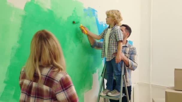 Biała Rodzina Maluje Ściany Zielono Spędzając Czas Razem Dzieckiem Mąż — Wideo stockowe